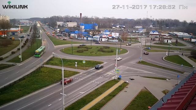 Пьяный пешеход в опасной близости от проезжей части. Брест 27.11.2017 смотреть онлайн