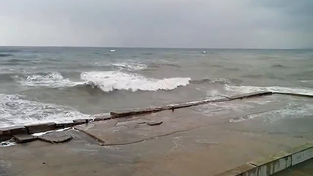 Волны, причал у железно-дорожного вокзала Адлера смотреть онлайн