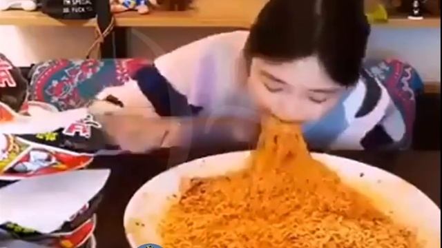 Когда на обед всего 1 минута приходится есть быстро. Лапша быстрого приготовления. смотреть онлайн