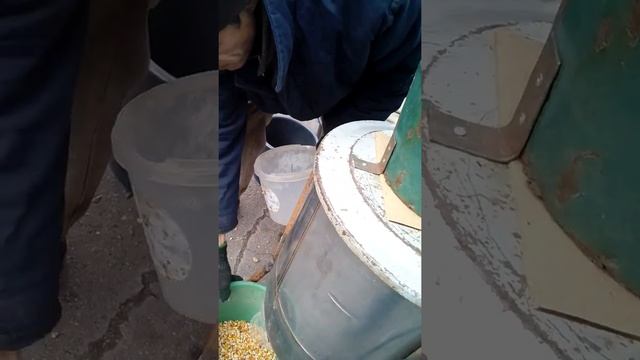 очистка кукурузы от початка смотреть онлайн