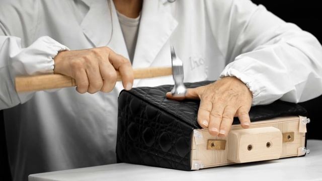 'Lady Dior' Handbag Savoir-Faire смотреть онлайн