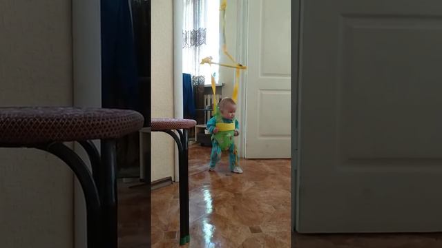 Ребенок в прыгунках