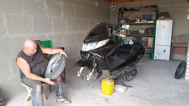 Замена передней покрышки на СУЗУКИ СКАЙ-ВЕЙ смотреть онлайн