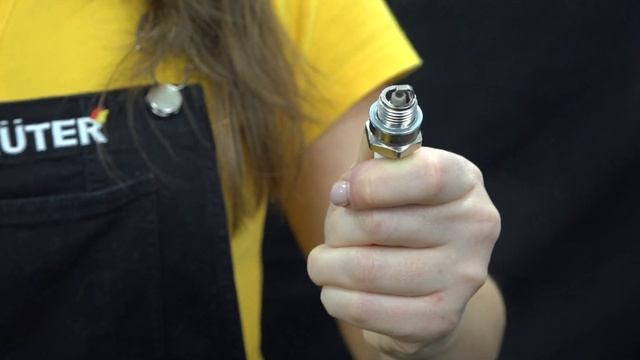 HUTER сервис: Как заменить свечу на бензопиле смотреть онлайн