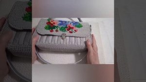 Дамская сумочка на пластиковой канве с вышивкой.