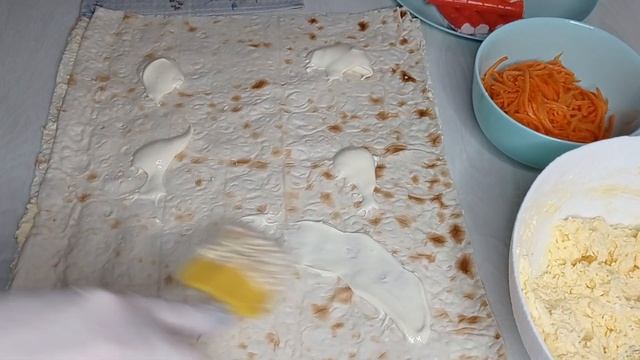 ВКУСНЯШКА ИЗ ТОНКОГО ЛАВАША С КРАБОВЫМИ ПАЛОЧКАМИ смотреть онлайн