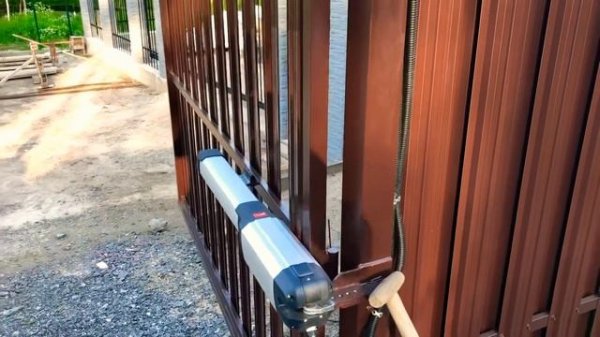 Комплект для распашных ворот BFT Phobos A25 KIT в действии