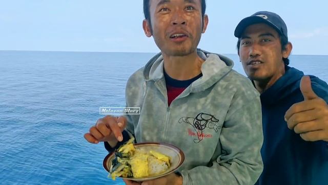 Makan Makan di Tengah Laut!! Vlog Nelayan Masak Ikan Barakuda - Nelayan Story смотреть онлайн