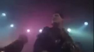 По утрам надев трусы (с 1.06 не кружевные) не забудьте про часы