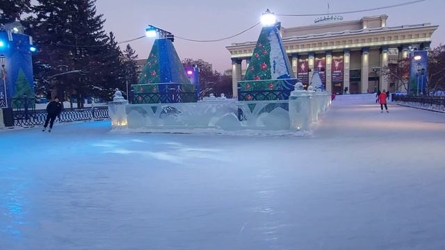НОВОСИБИРСК 4К/САМЫЙ ЗНАМЕНИТЫЙ ГЛАВНЫЙ ГОРОДСКОЙ КАТОК НА ПЛОЩАДИ ЛЕНИНА/ 22.12.2021 смотреть онлайн