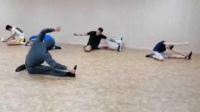 Б/К"Сталь" г. Калининград, Тренировочный процесс, разминка растяжка ног и шпагата??????? смотреть онлайн