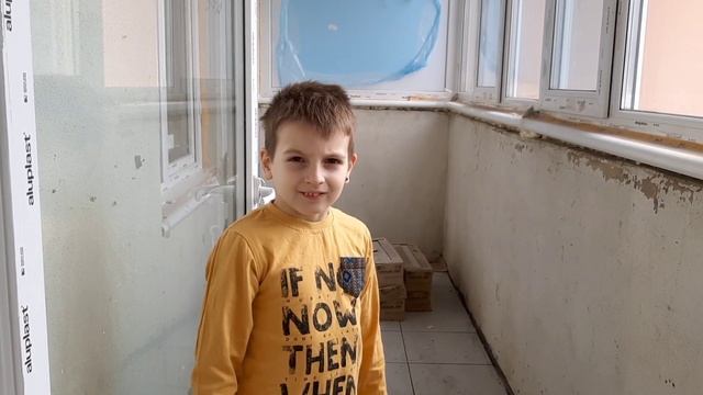 Грунтуем стены. Макс помогает папе. Priming the walls. Max Helps his Dad. смотреть онлайн