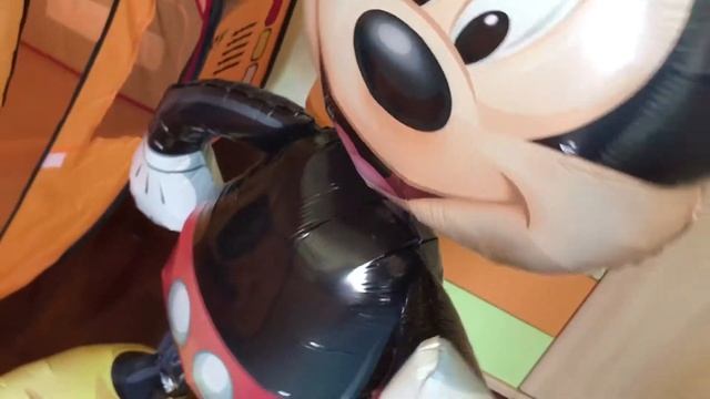 The Wheels On The Bus - Fun Songs for Children Тёма играет со школьным автобусом - Песни для детей смотреть онлайн