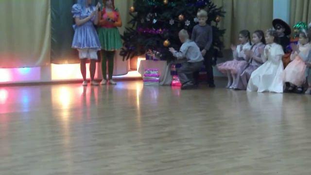 новогодний танец смотреть онлайн