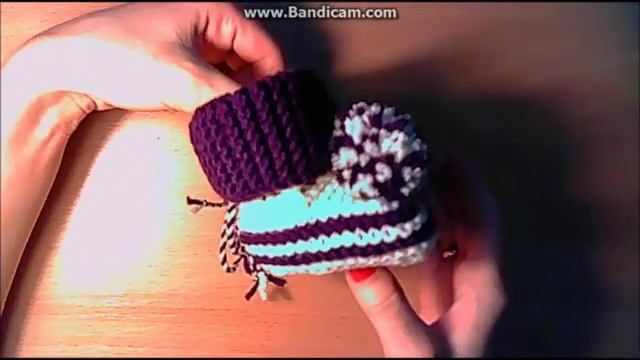 *Детские пинетки для детей с помпоном* вязание спицами.Вязаные пинетки+как связать пинетки смотреть онлайн