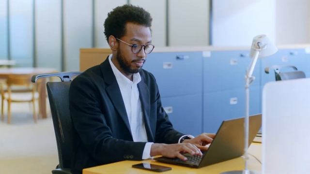 Коллекция брюк SMART до щиколоток от UNIQLO смотреть онлайн