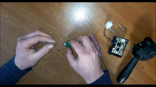 Перестал работать ближний свет фар. Лампы и предохранители целы. Нашёл причину и исправил. смотреть онлайн