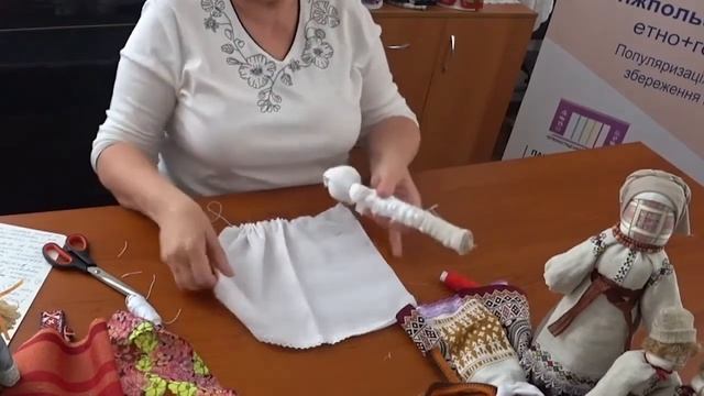 Майстер-клас з виготовлення ляльки-мотанки. смотреть онлайн