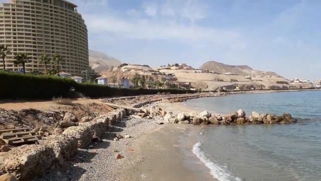 Пляж PORTO SOKHNA - панорамный вид. Красное море и 3 здания в виде Великих Пирамид. Египет смотреть онлайн