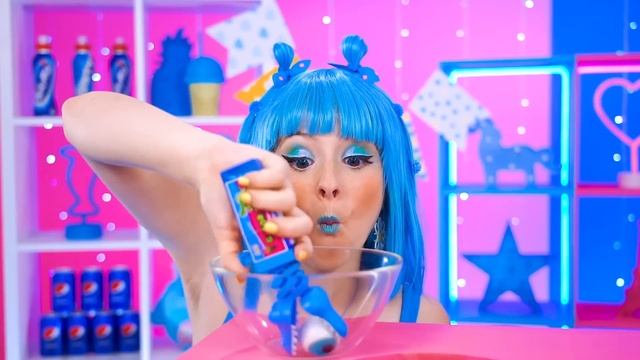 РОЗОВЫЙ Vs СИНИЙ ЧЕЛЛЕНДЖ | Едим и Покупаем Все Одного Цвета 24 часа от RATATA COOL