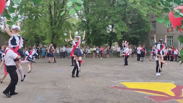 High School Graduation Dance - Liselilerin Mevzuniyet Dansı - танец на выпускной в школе - 59 смотреть онлайн
