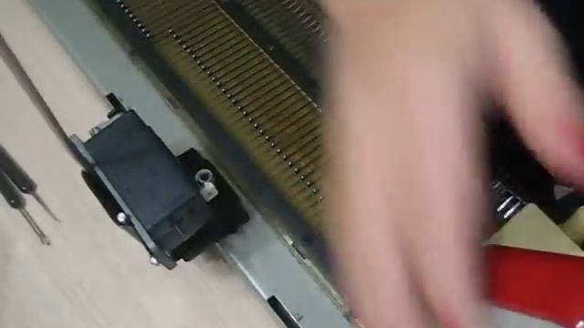 Нева-5 Начало вязания.Работа рычагов на каретке. смотреть онлайн
