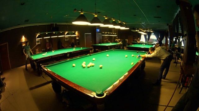 Два бильярдных шара накатом в среднюю лузу в партии по свободной пирамиде, русский бильярд смотреть онлайн