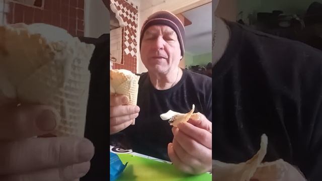 На обзор мороженное пломбир с топингом мягкая карамель из магазина покупочка ем с аппетитом смотреть онлайн