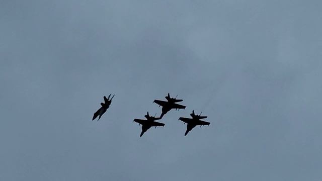 RARE - Teterboro Airport - Flight of 4 Navy F/A-18s (VFA-37 Ragin Bulls) flyover the Army-Navy Game смотреть онлайн