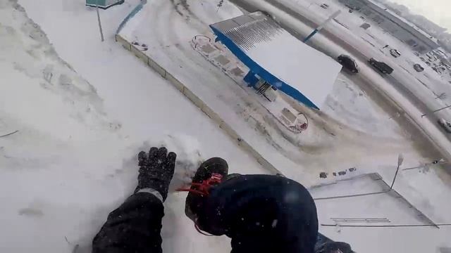 ПАРЕНЬ УПАЛ С ВЫСОТЫ 300-Х МЕТРОВ СО СНОУБОРДА смотреть онлайн