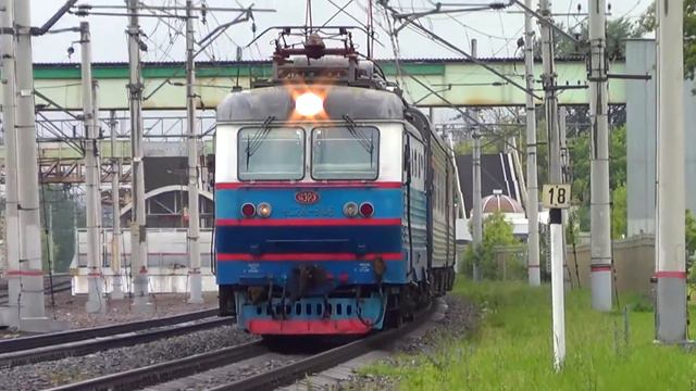 "Транзитный поезд через Москву!" ЧС2К-846 с поездом №186 "Архангельск - Новороссийск" смотреть онлайн