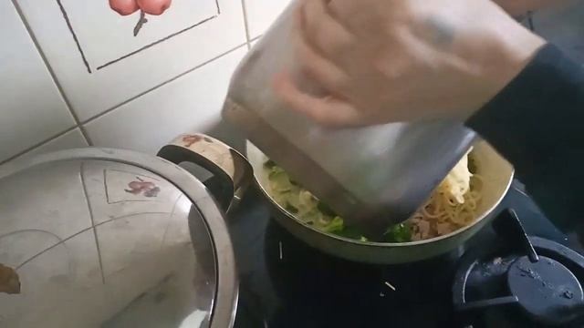 Паста с брокколи и курицей в сметанным соусом/Паста з брокколі та куркою в сметаному соусі. смотреть онлайн