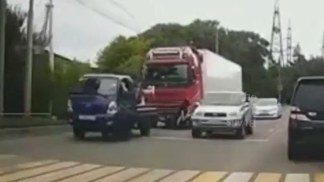 В Уссурийске фура чуть не раздавила мотоциклиста Видос не для слабонервных. смотреть онлайн
