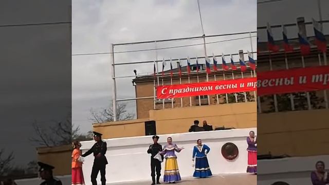 Толпа на площади Каспийск отмечают 1 мая ) смотреть онлайн