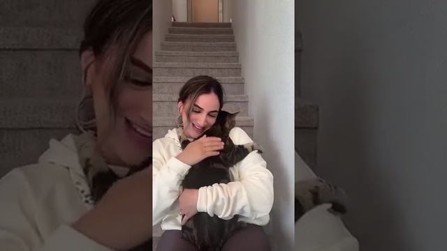 Кого больше любит кот смотреть онлайн