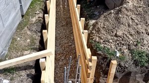 Ленточный фундамент по забивным жби сваям своими руками. Опалубка из 25 доски.