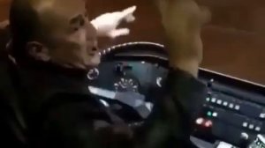Водитель автобуса в Лизгинку танцует???