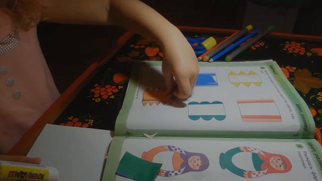 Вырезаем и клеим полотенца. Pauline cuts and glues towels смотреть онлайн