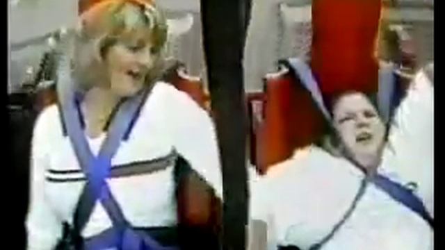 Девочка чуть не выпала из аттракциона смотреть всем РжаККАА!!!!