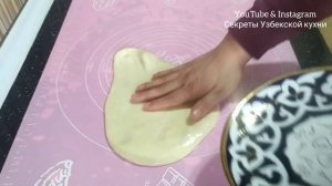 Просто пропитайте тесто с маслом и получите тонкое тесто без скалки. Секрет растягивание теста.