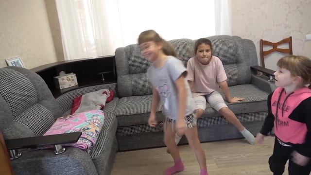 Влог : Дети учатся в куртках . Пустой холодильник, срочно едем за продуктами. 8.10.21. смотреть онлайн