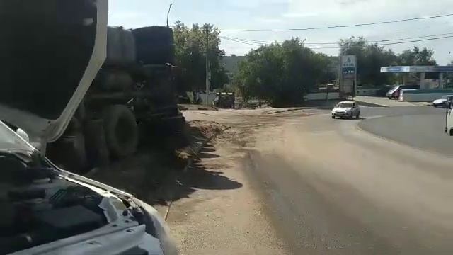 Около заправки на Политехнической опрокинулась фура смотреть онлайн