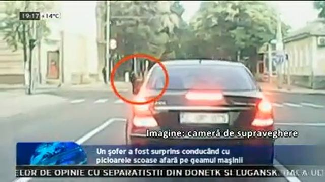 В Кишиневе водитель управлял машиной, высунув ноги из окна смотреть онлайн