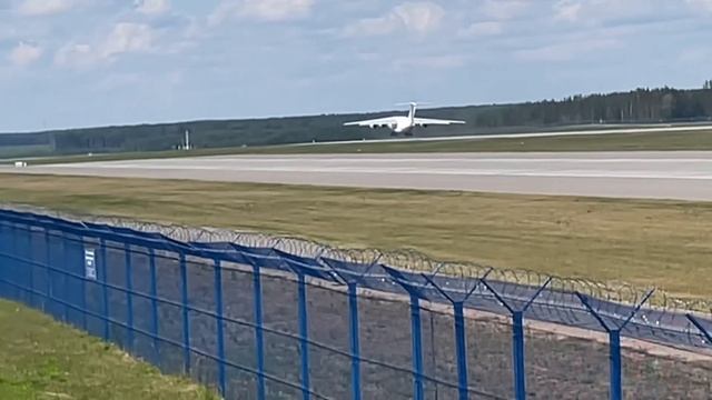 Руление и вылет двух Ил-76ТД Rubystar Аэропорт Минск . Taxi and takeoff of two Il-76TD Minsk Airpor смотреть онлайн