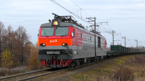 ВЛ10К-422 с грузовым поездом и приветливой бригадой