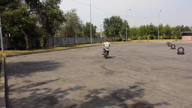 Алматы, старый квадрат сын Макс учиться ездить на мото. смотреть онлайн