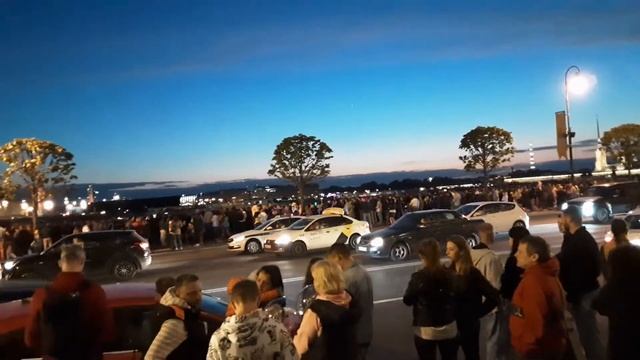 СПб.дворцовый мост.час ночи.а народу всё больше и больше смотреть онлайн