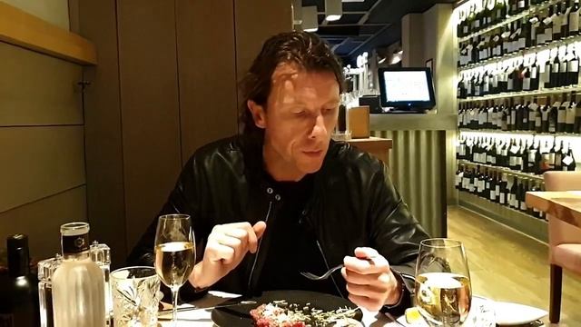 УЖИН В РЕСТОРАНЕ СО ЗВЕЗДОЙ МИШЕЛИН НА МАЙОРКЕ смотреть онлайн