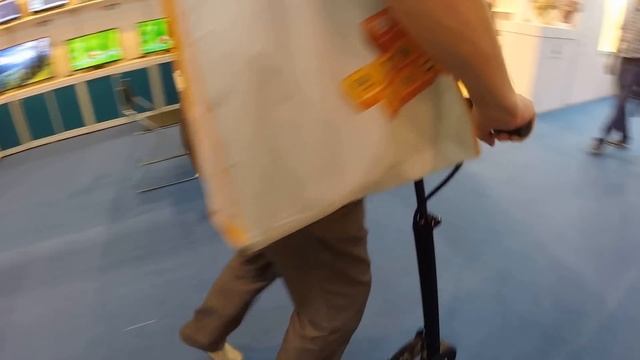 Обзор электросамоката на выставке в Гонконге. Китай 2015 смотреть онлайн