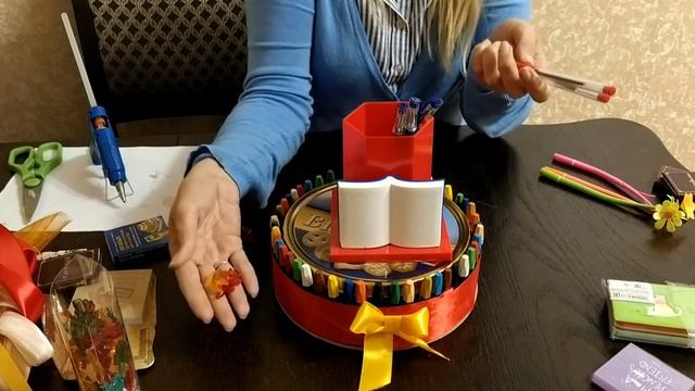 Торт из канцтоваров для учителя. смотреть онлайн